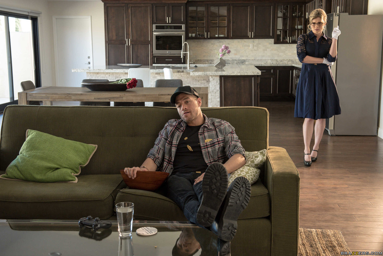 كوري تشيس ميلف بنظارات تتعرى وتُنَك في الدش