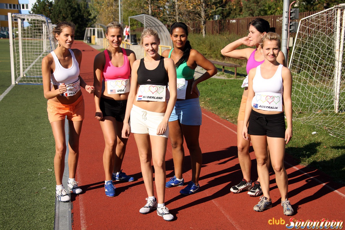 Lesbische Laufmannschaft Genießt Heißen Muschilecken Nach Spiel-Dusche