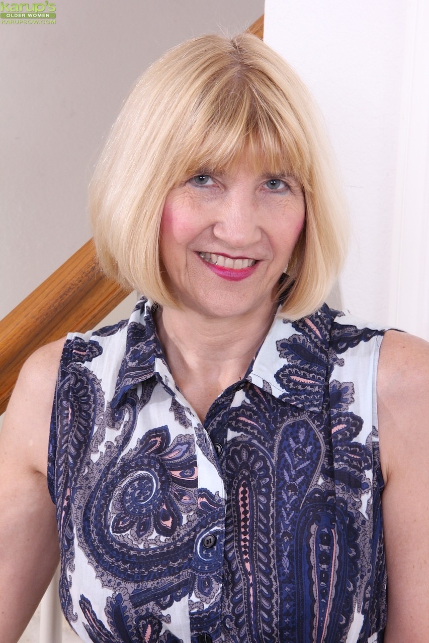 मालिक राइडर, ब्लोंड दादी, कपड़े उतारती है और अपनी गीली चूत को चौड़ा करती है