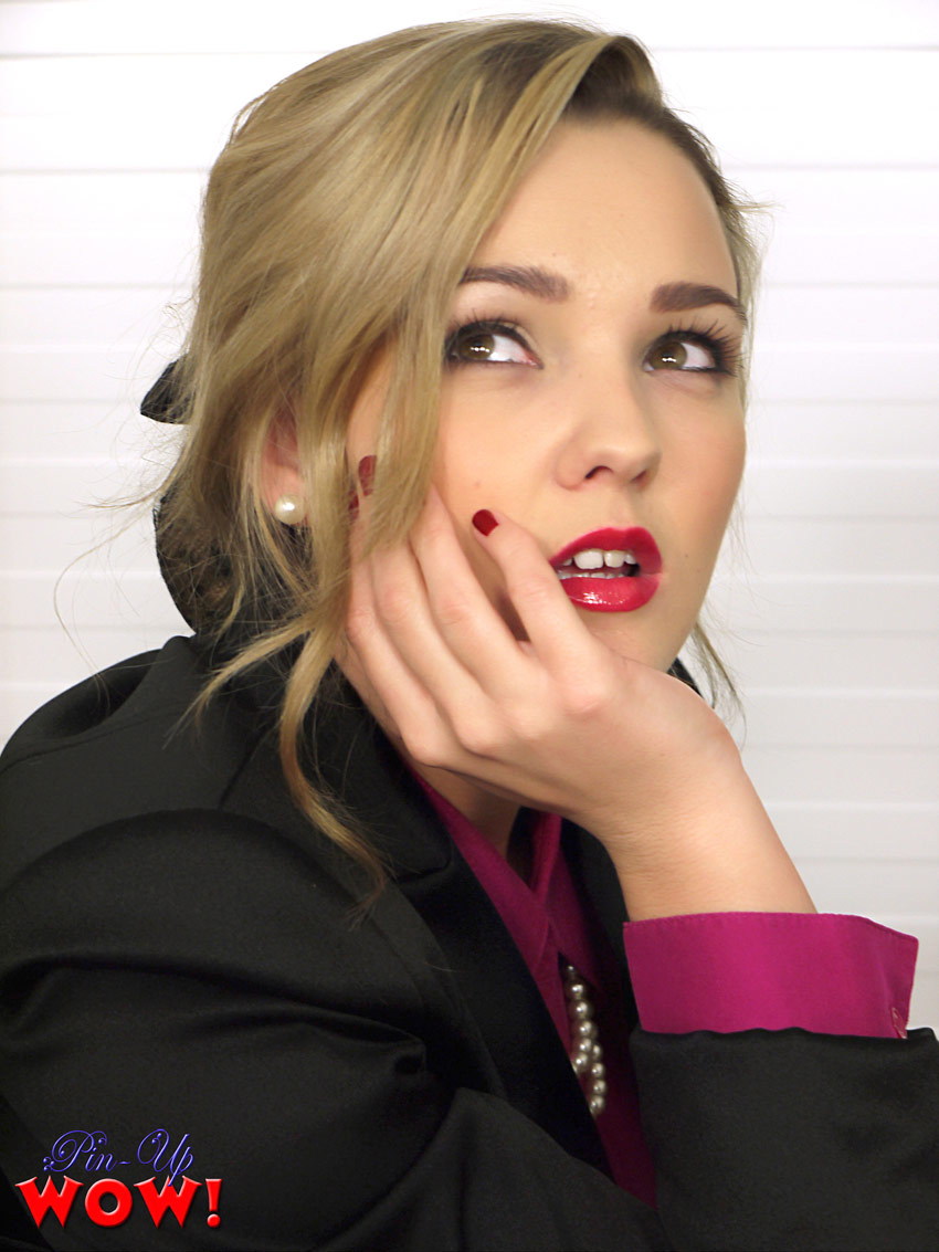 الموظفات المكتبية الملبسات جودي غاسون وإيل ريتشي يخلعن ملابس بعضهن البعض