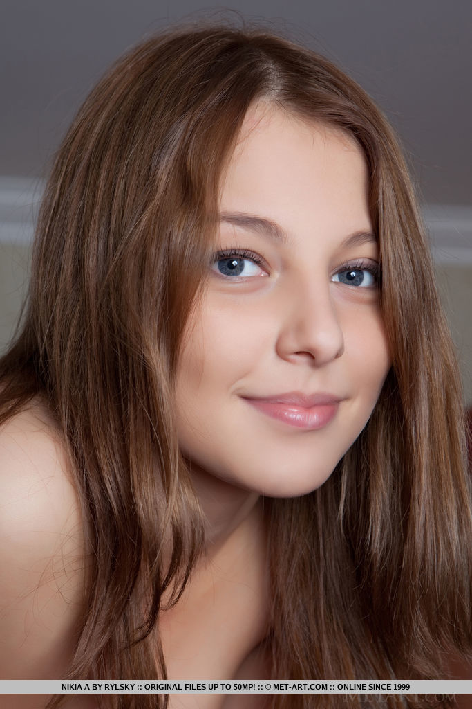 年轻的尼基娅A在大楼入口处大张双腿