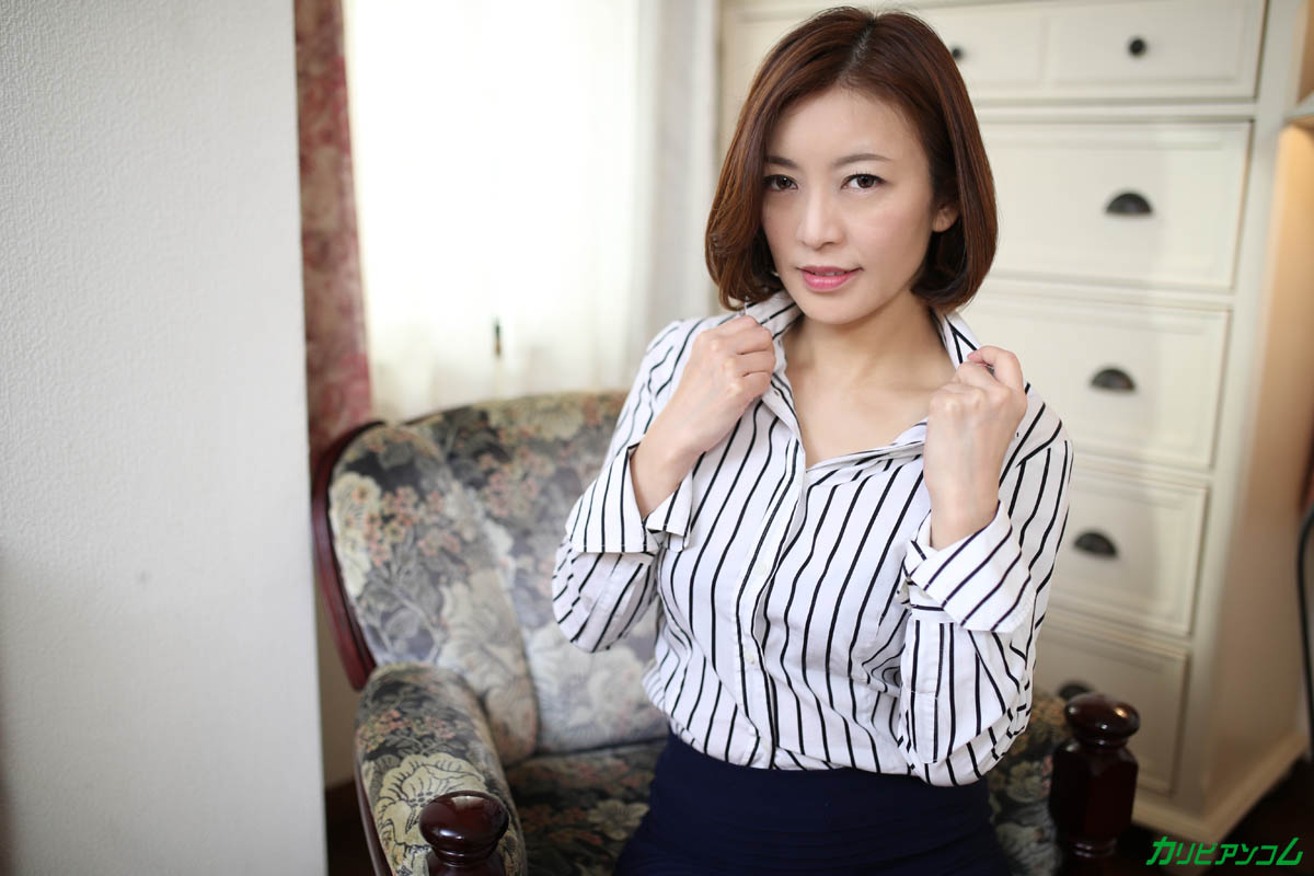 Japanese Brunette Hitomi Gets Her Trimmed Vagina Stuffed With A Knob