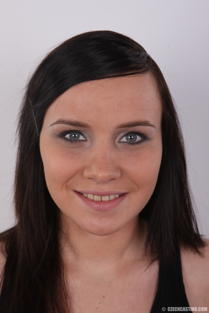 黑发女孩首次揭露穿孔阴道在裸体之后