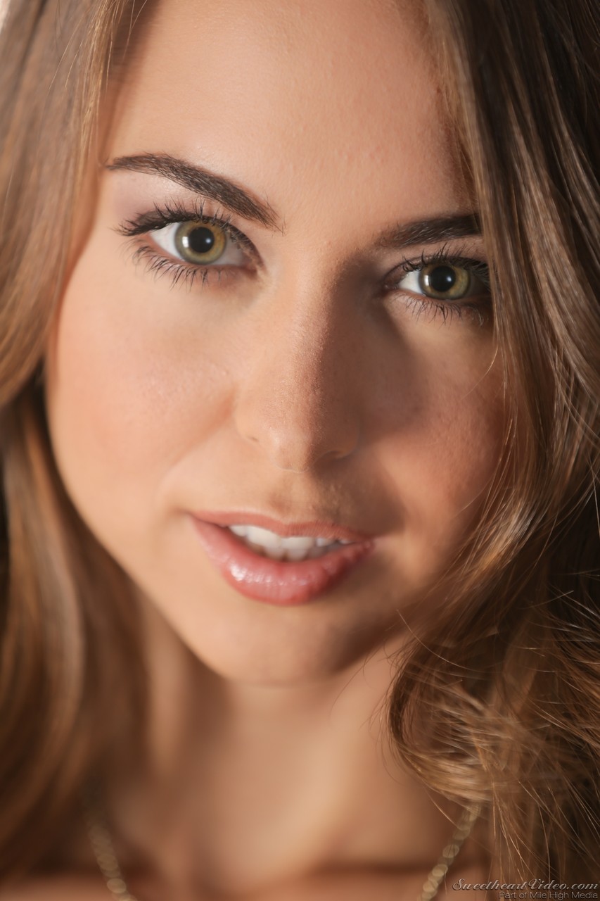 ريلي ريد تخلع الفستان الأسود لتكشف عن ثديين صغيرين وفرج مشعر