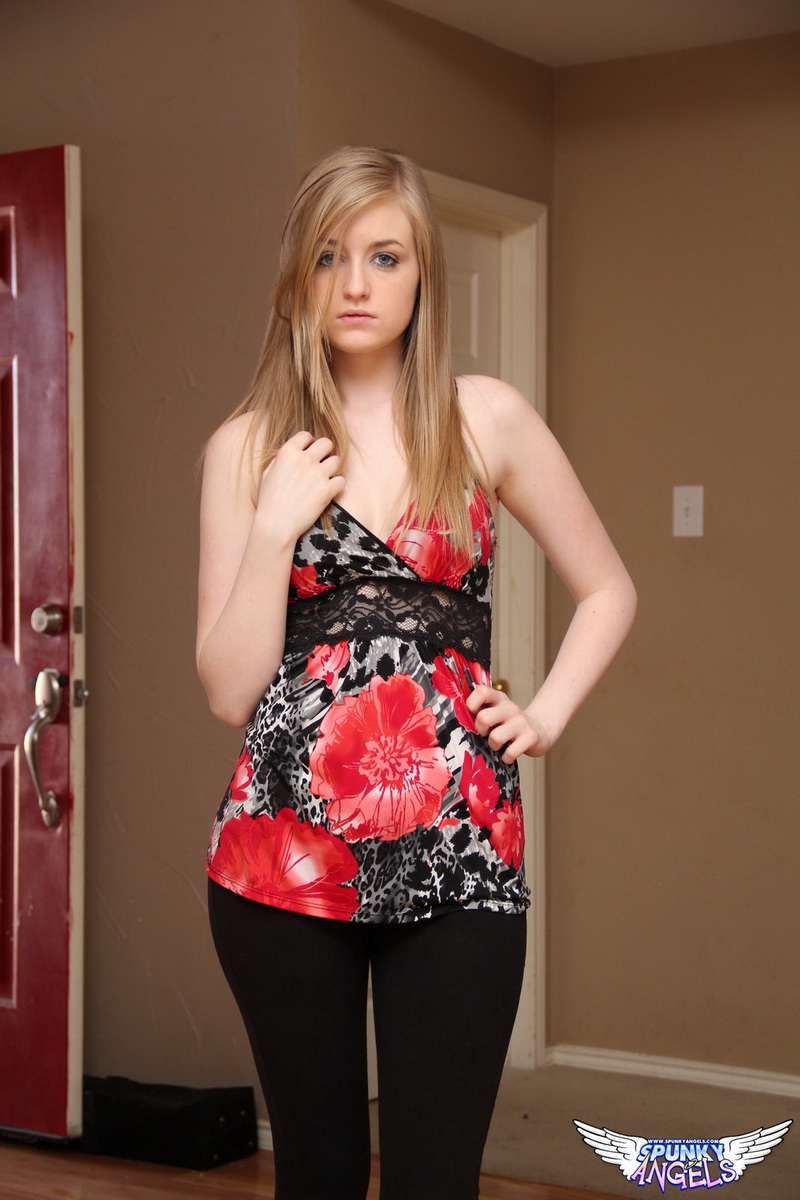 Blonde Teen Mandy Roe Flaunts Juicy Ass In Nude Modeling Debut