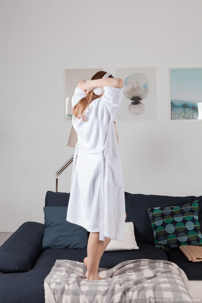 かわいいティーンモデル小さな胸のベアトリスが裸で踊り、毛深い陰部を見せる