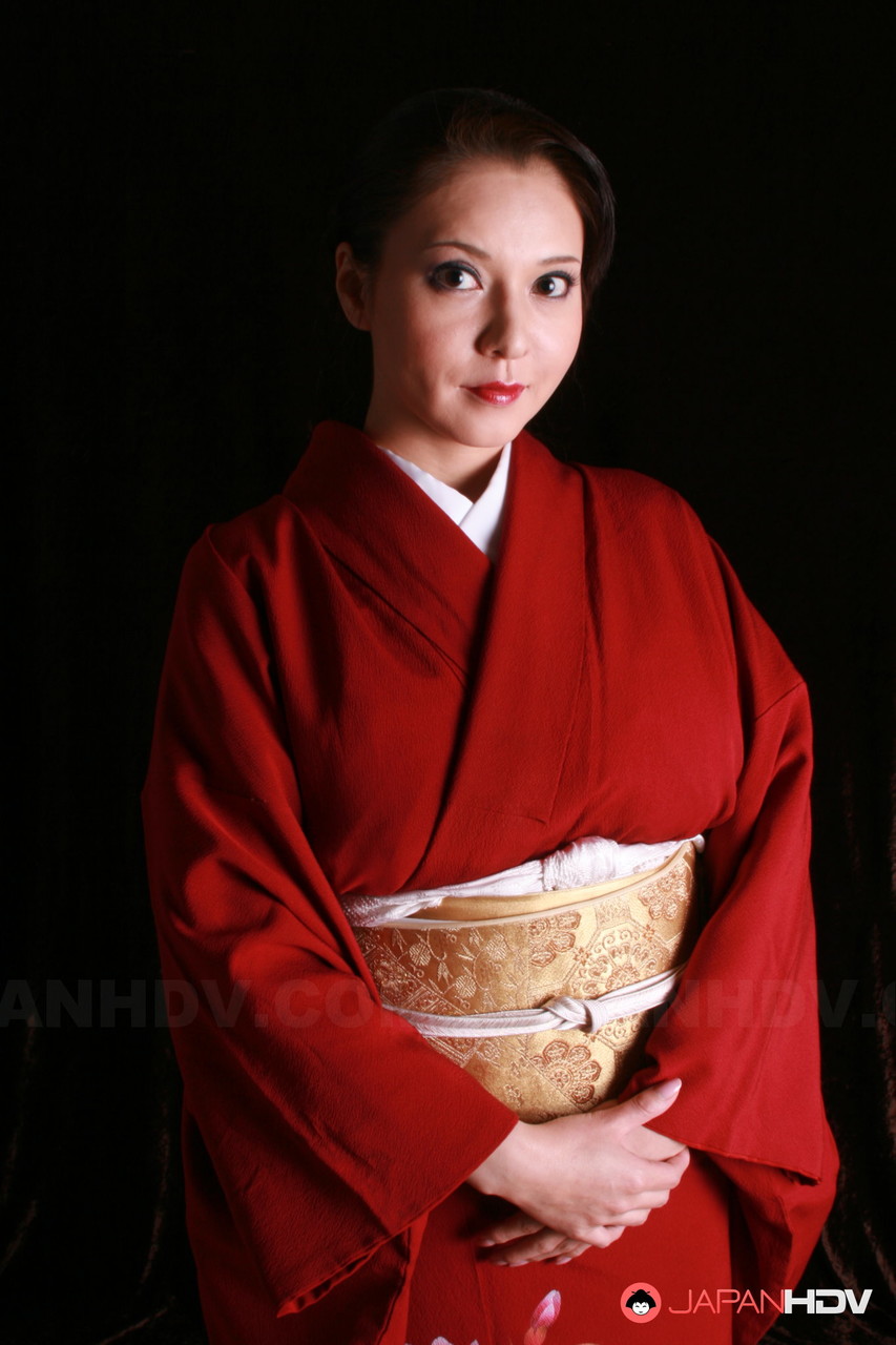 عارضة الأزياء اليابانية يوكي تسوكاموتو تحسُّ بثدييها المتماسقين بينما تتعرّى