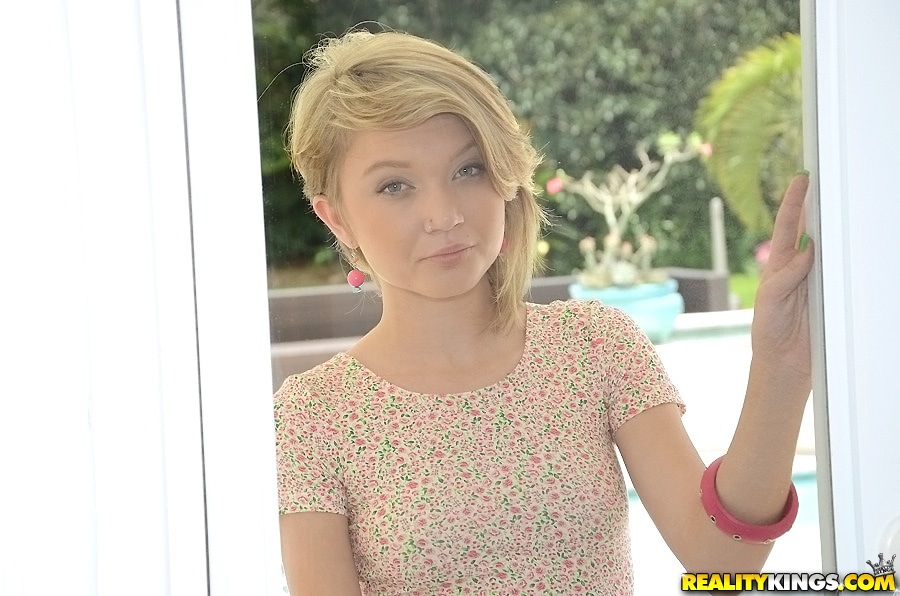 Adorable Chica Dakota Muestra Pequeños Senos Y Pequeña Concha Peluda