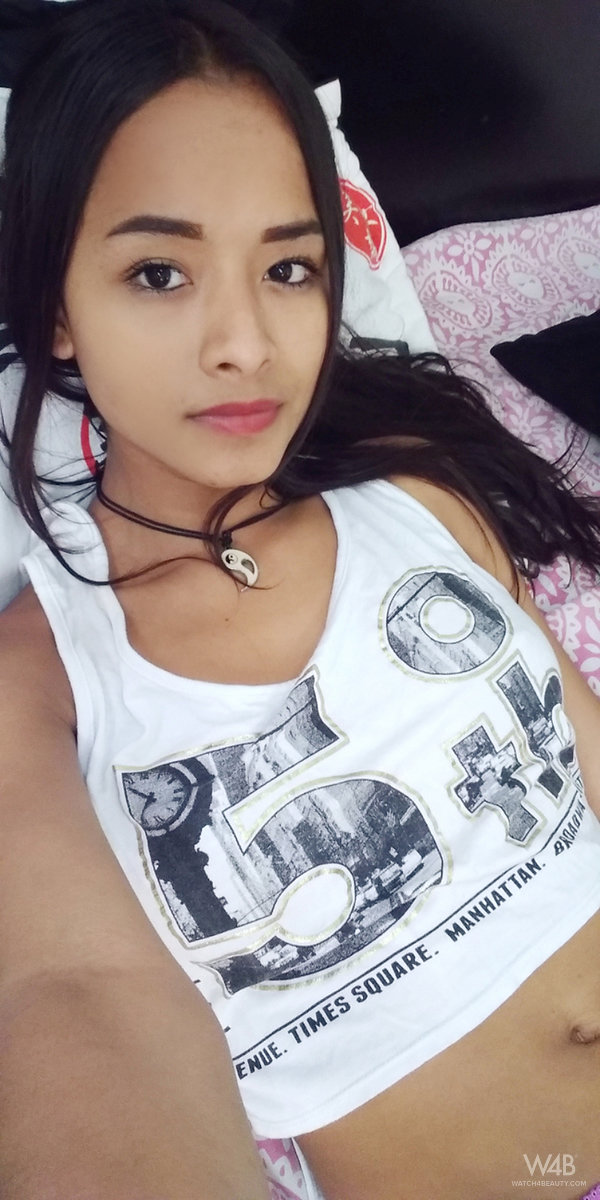 エキゾチックなリローが自撮りストリップティーズで裸を披露