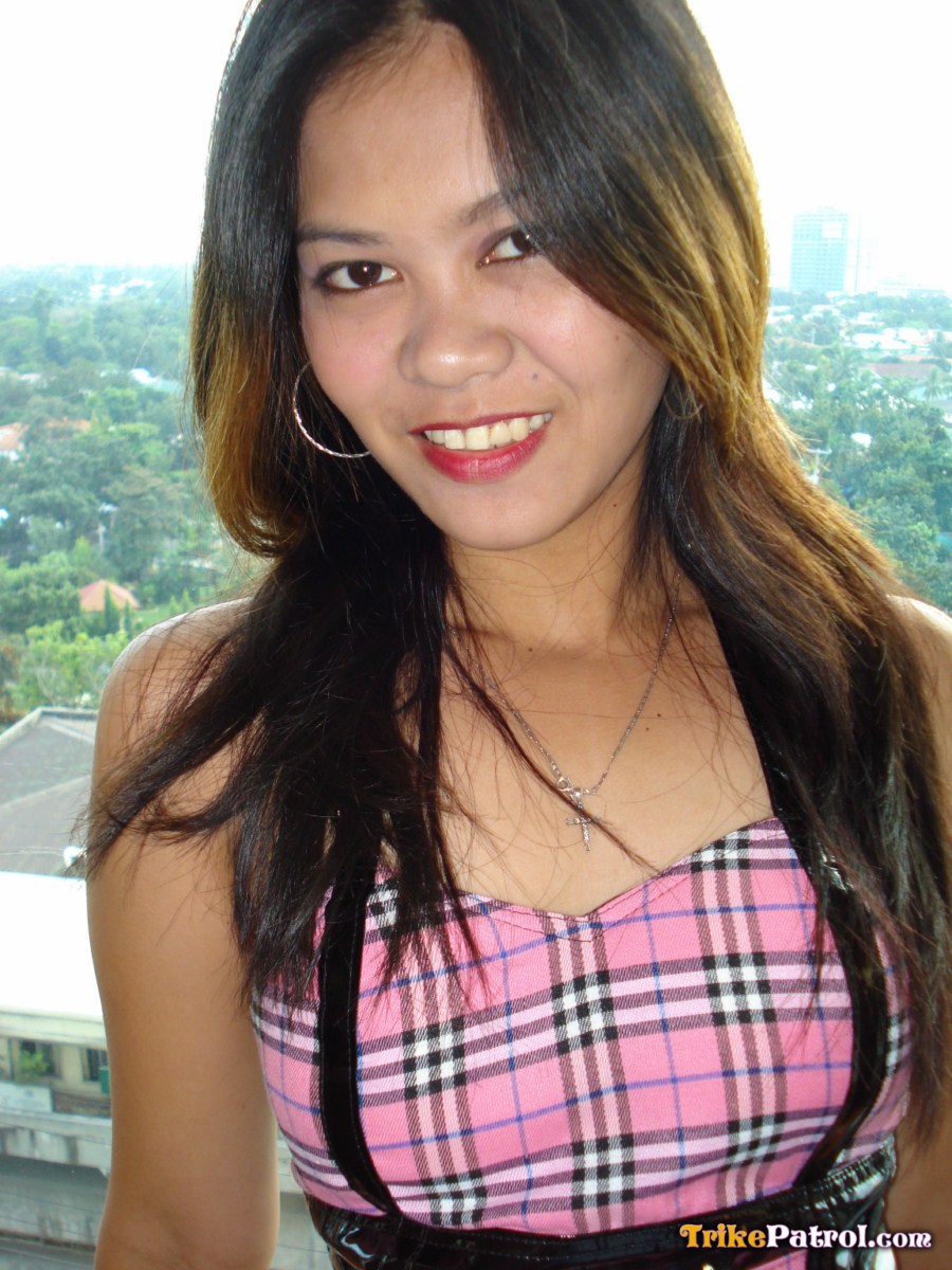 Милая Филиппинка Наклоняется Для Апскирта Без Трусов В Черных Сапогах