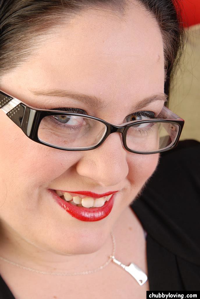 Très Gros Mûr En Lunettes Glory-Foxxx Enlève Sa Robe Noire