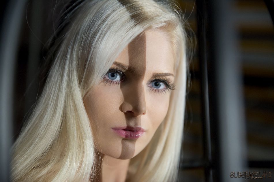 Платиновая Блондинка Секс-Рабыня Выпущена Из Клетки И Трахнута