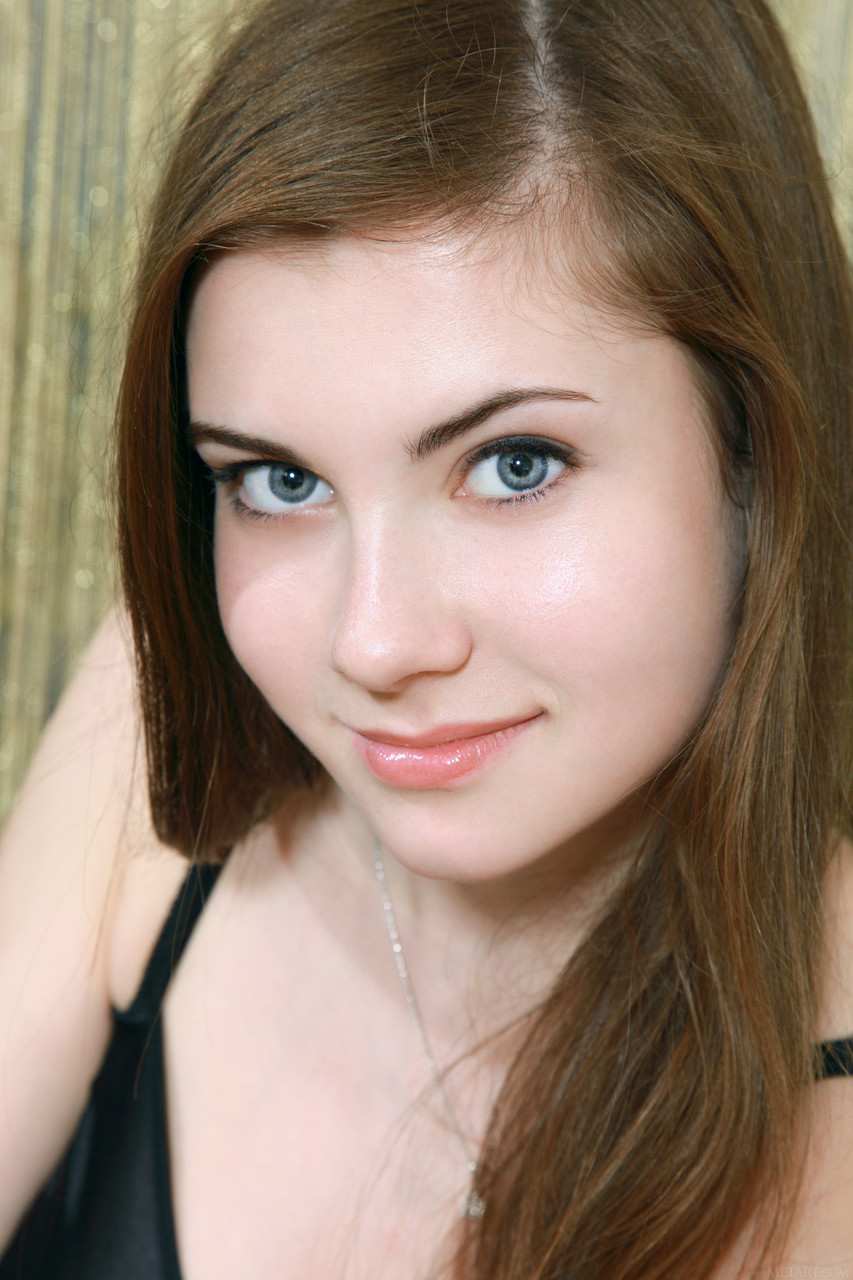 الجميلة مارتا إي ت摆裸 waiting لصديقتها المتأخرة