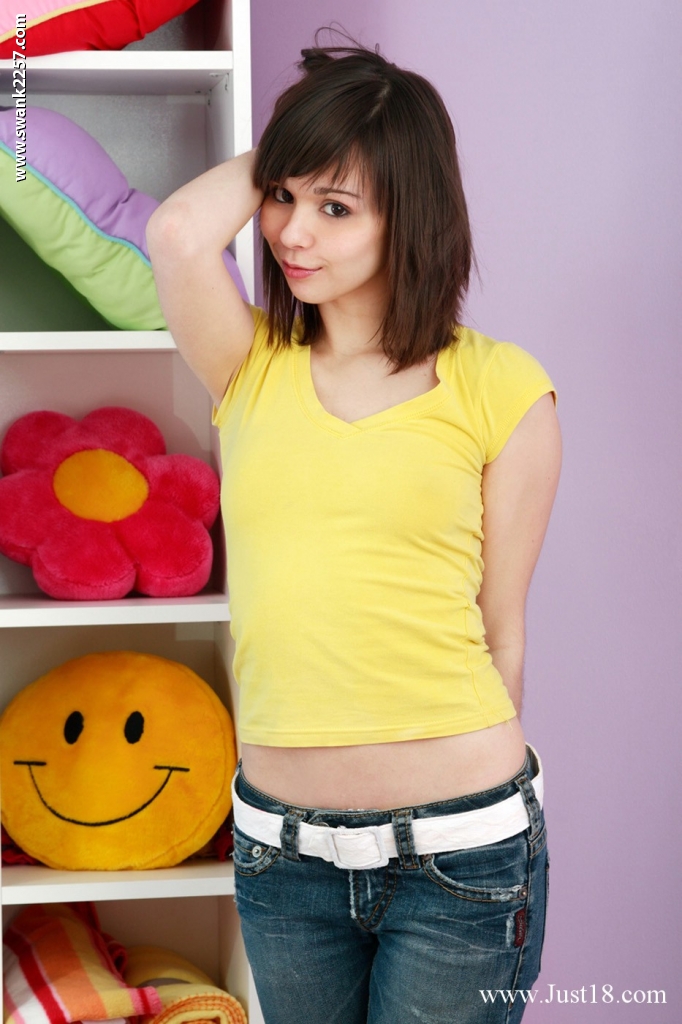 娇小青少年黑发Ariel Rebel脱衣展现苗条身材