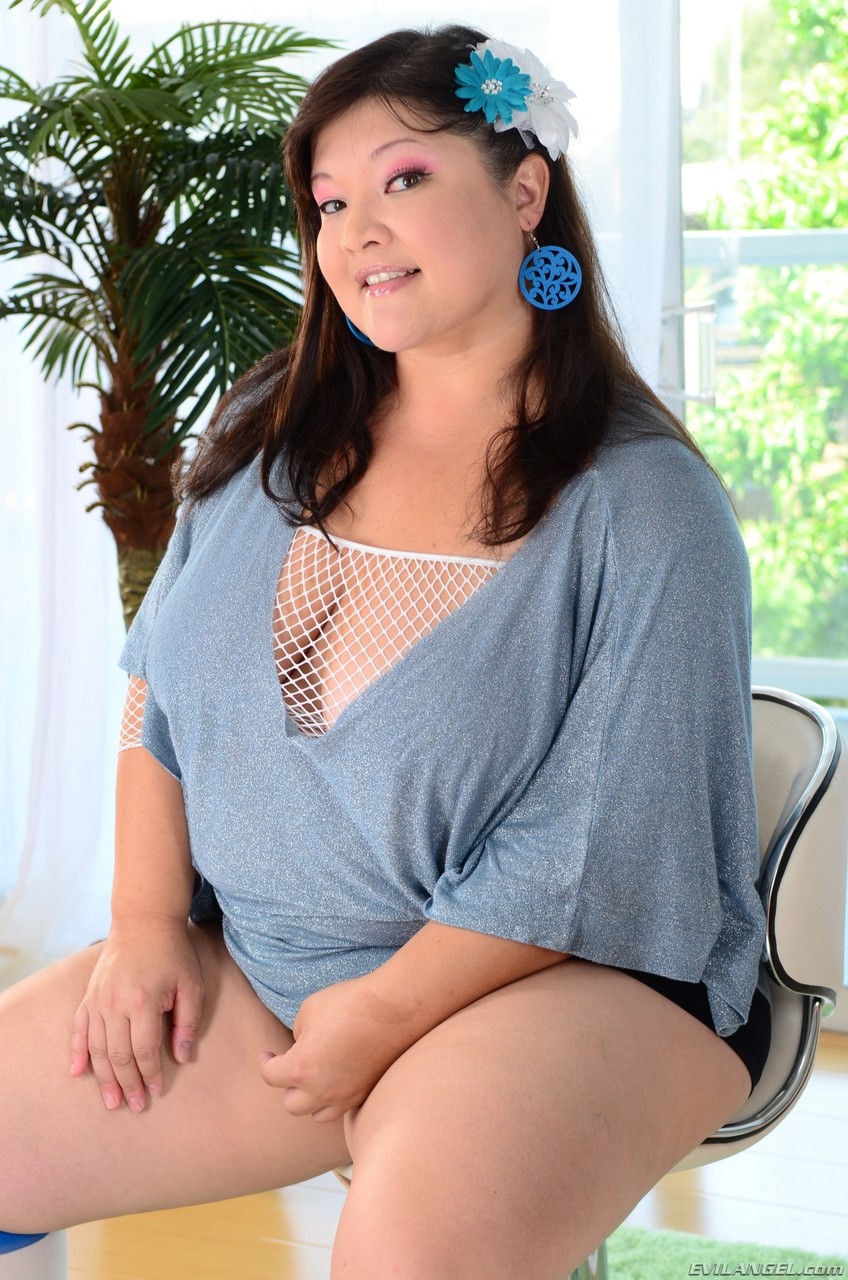 Kelly Shibari Reitet Schwanz Obenauf In Kniesocken Und Absätzen