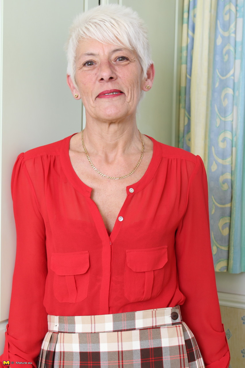 الجدة البريطانية فوق السبعين رقصة إزالة الملابس الداخلية