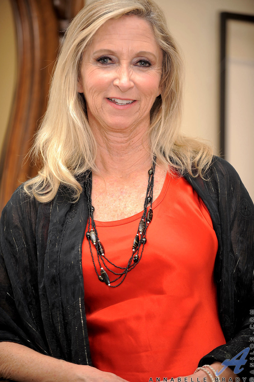 सुडौल दादी अन्नाबेल ब्रैडी आईने के सामने ड्रेस और पैंटीहोज़ उतारती हैं