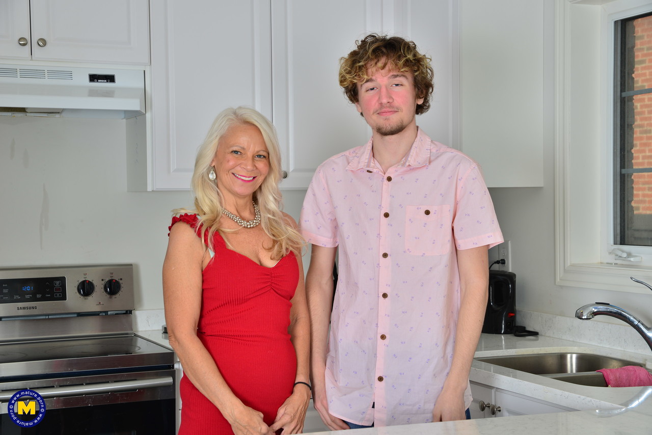 成熟金发女郎在床上热吻小男友随后激烈口交性交