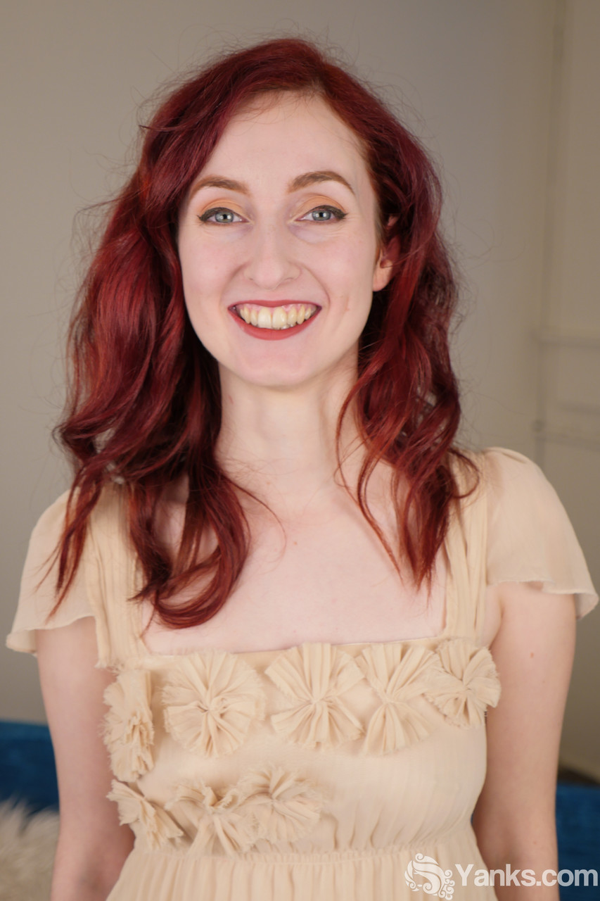 薄い赤毛のペニーは彼女の剃毛された陰部を指でなぞる彼女は完全に裸になる