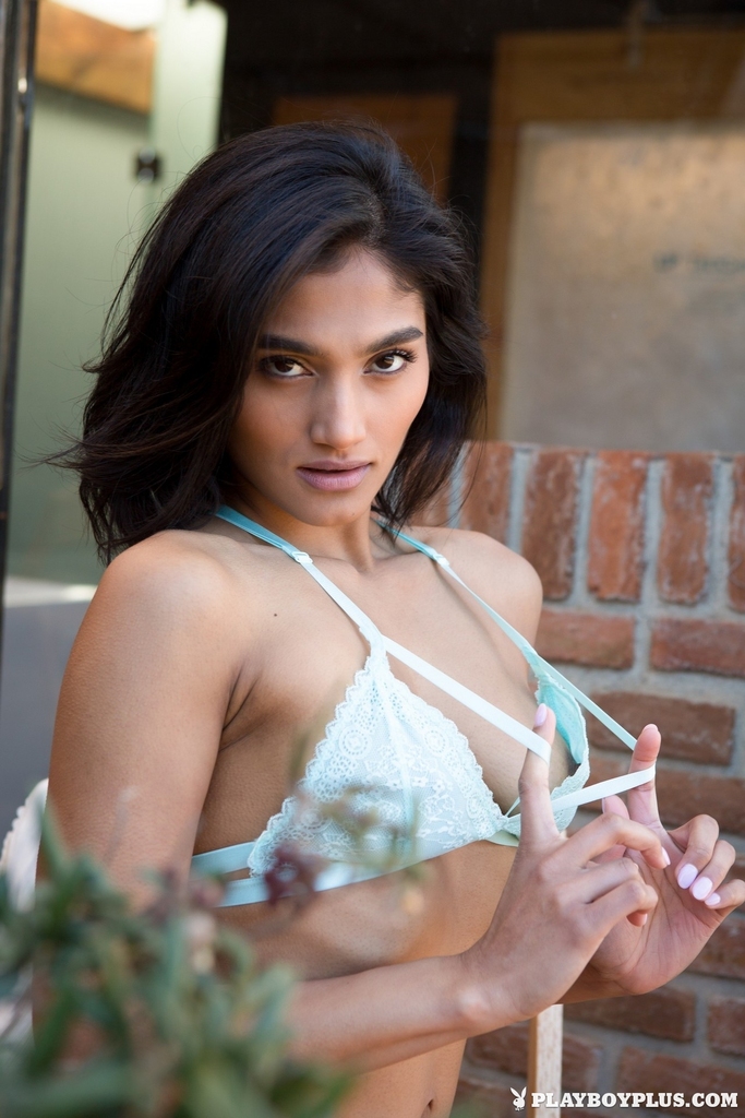 عارضة الأزياء أنجيل كونستانس تخلع حمالة الصدر والملابس الداخلية على سطح السفينة