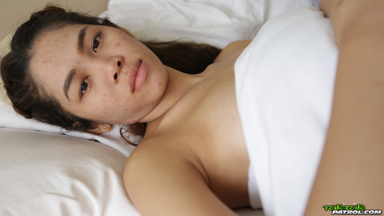 POV Babe Tailandesa Mee Apretada Boceta Peluda Fodida