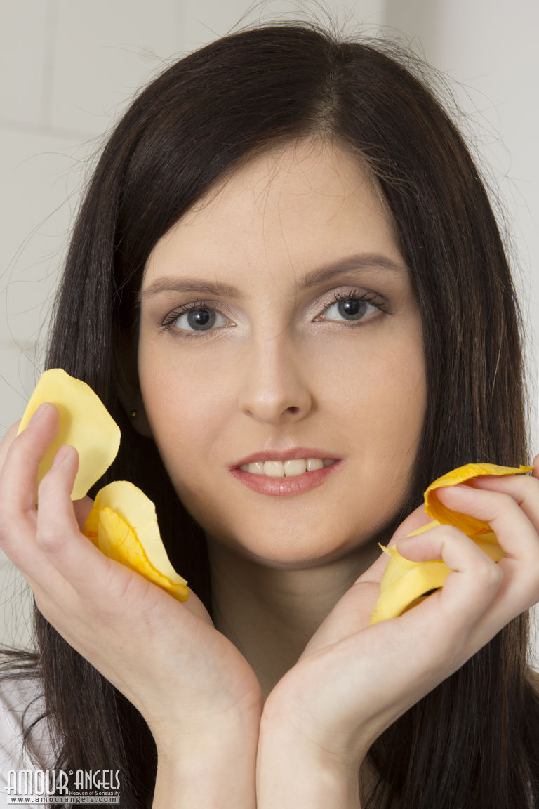 Heiße Brünette Bibi Zieht Enge Jeans Aus, Um Ihre Hübsche Muschi Zu Zeigen