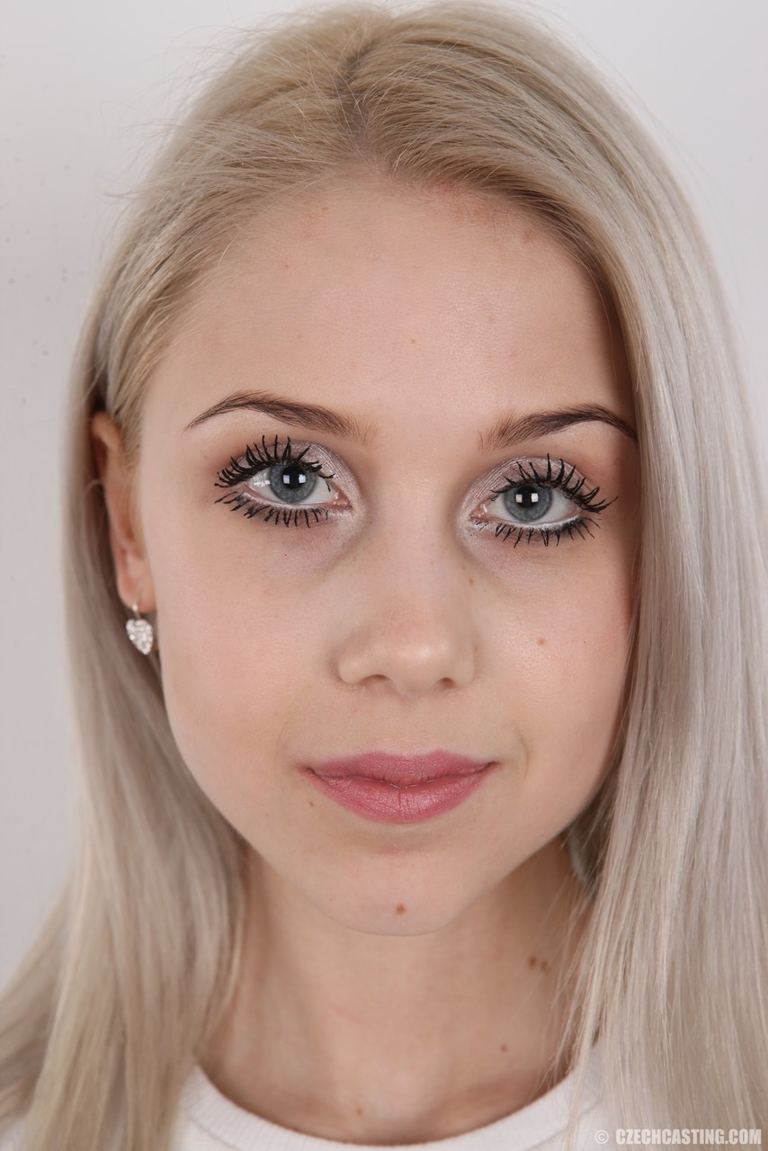 Хрупкая 18-летняя девственница Наталия полностью раздевается