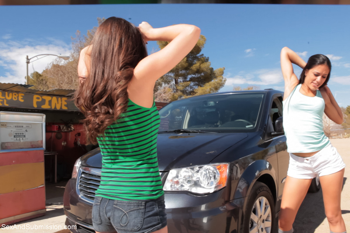 ضابط شرطة يقضي ثلاثيًا مثيرًا مع كايسي كالفرت ولايلا ستورم