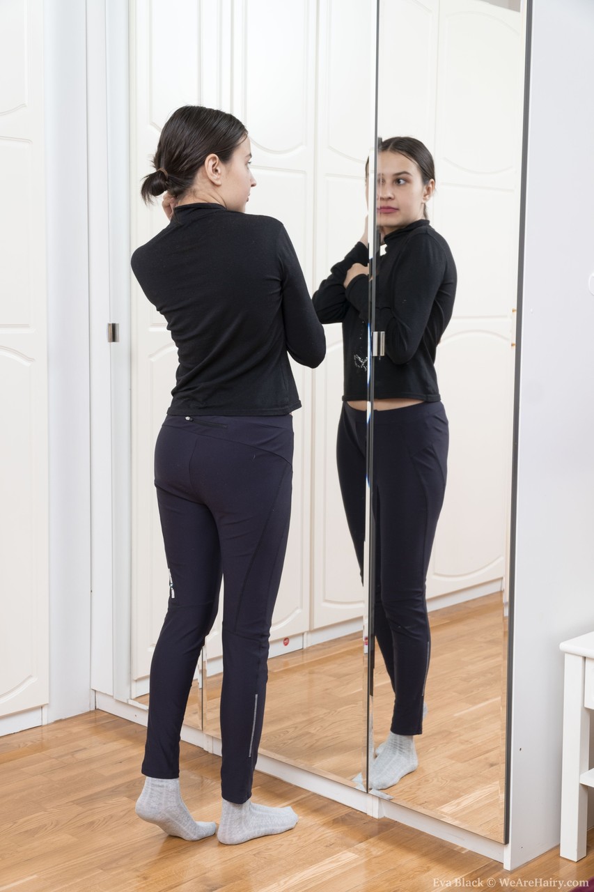 小さいティーンミスエヴァブラックが脱衣して彼女の毛むくじゃらの陰門をソロで挑発する