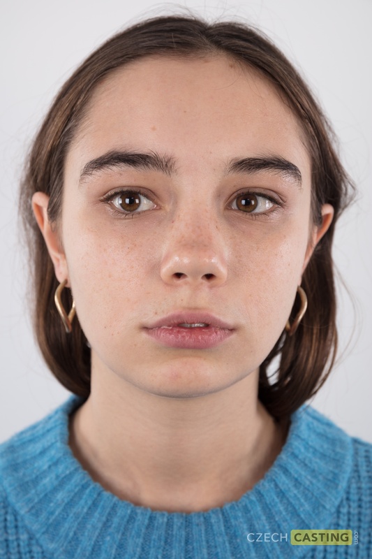 Uliana Steht Nackt Da, Nachdem Sie Pullover Und Blaue Jeans Ausgezogen Hat