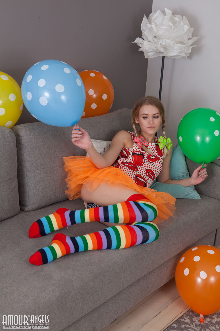 スレンダーなティーン莉莉が長い靴下を脱いで裸になり風船でポーズを取る