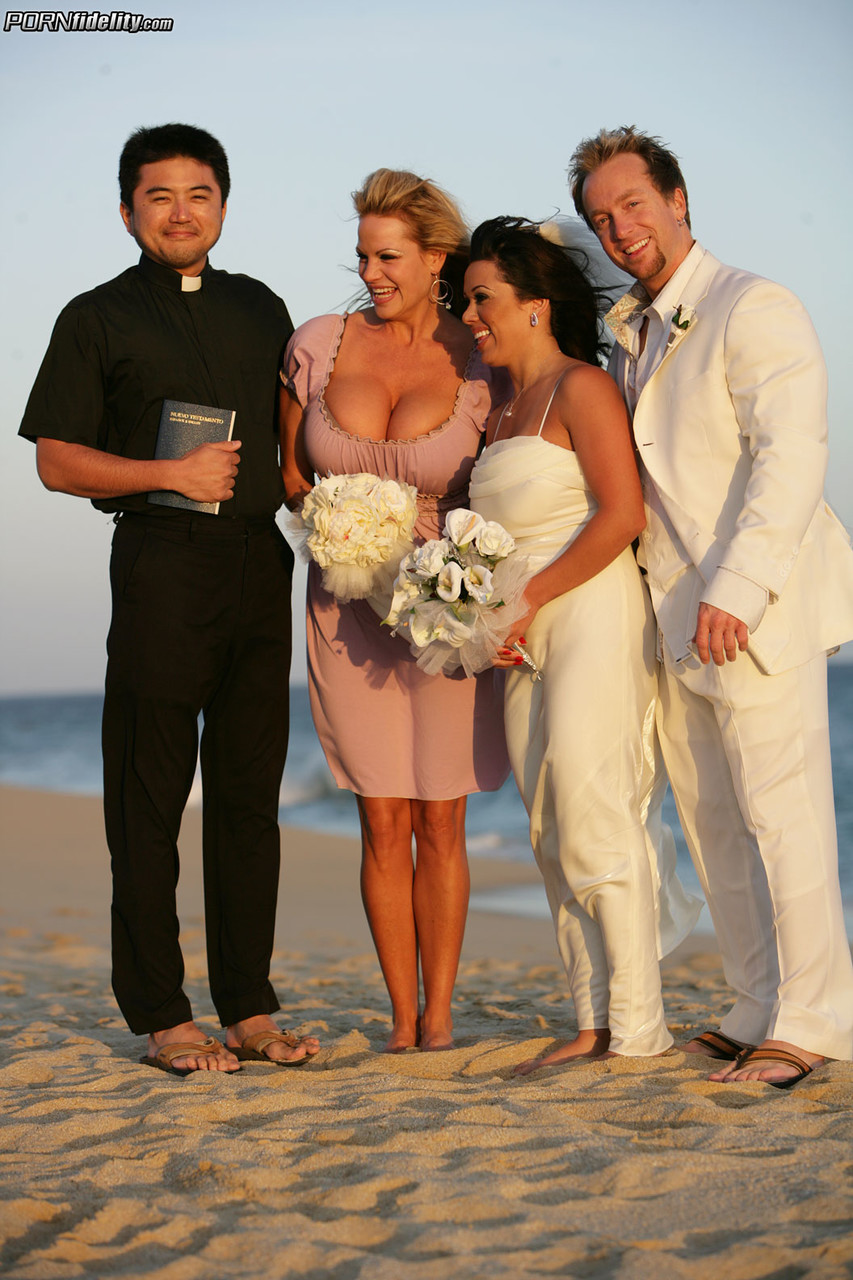 Латиноамериканская Невеста Сиенна Уэст Делится Членом Своего Нового Мужа С Лучшей Подругой Келли Мэдисон