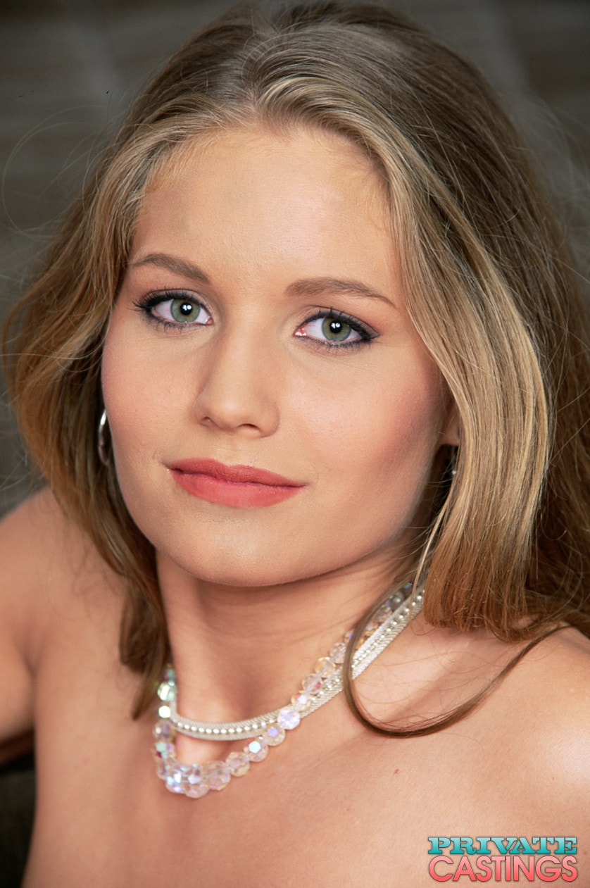 Vintage Gruppensex Blowjob Mit Der Schönen Timea Erhält Tropfendes Sperma Auf Der Zunge