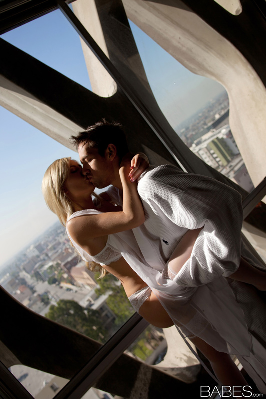 Tasha Reign Dài Yuán Huì Jiǎo Yī Fú Xiǎn Shì Dà Rǔ Fáng De Où Tóu Yǔ Gāng