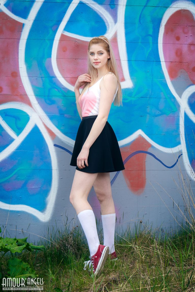 Amadora De Pele Clara Margarita Mostra Seus Seios E Boceta Em Frente Ao Grafite