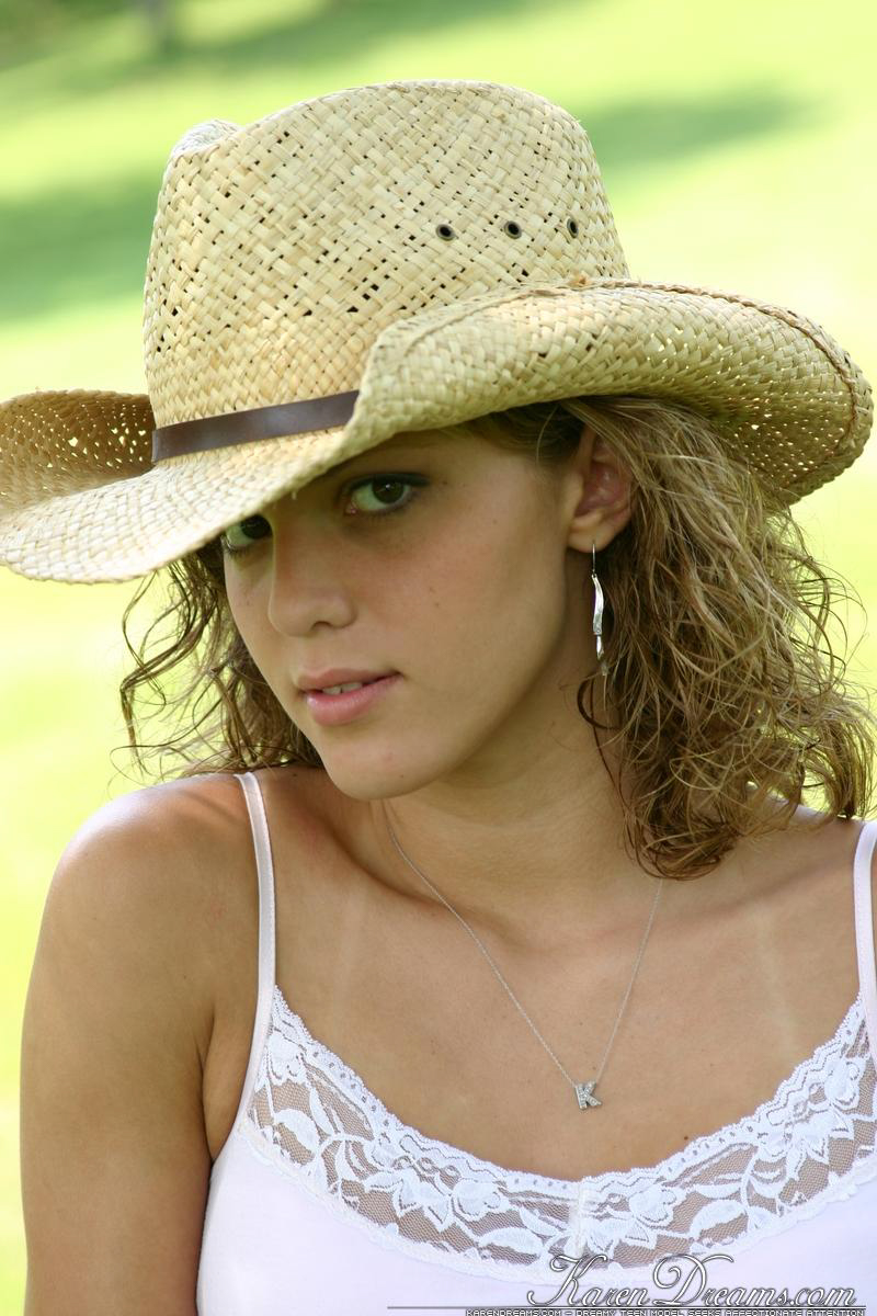 Подросток Карен В Джинсовой Юбке Оголяет Нижнее Бельё Во Дворе