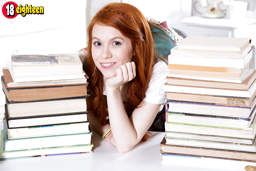 Rothaariges Teenie-Babe Dolly Little Zeigt Weiße Höschen Unter Dem Rock