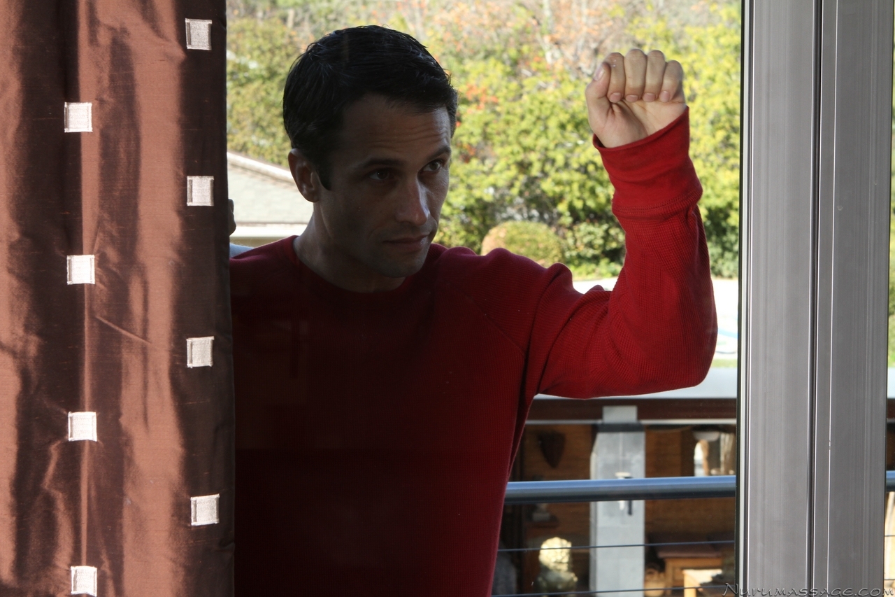 ジュエルズ・ジェイドは素晴らしいボディでフェラの前に官能的なマッサージを施す