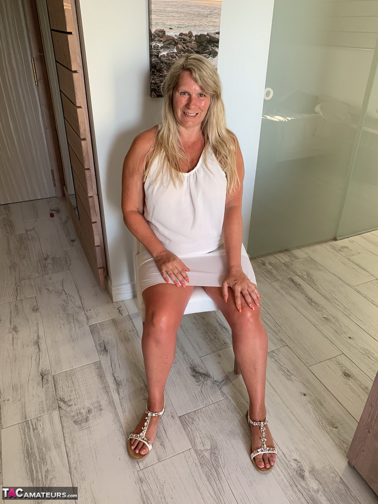 Thick Older Woman Sweet Susi Shows Tan Lined Tits After Dress Hike