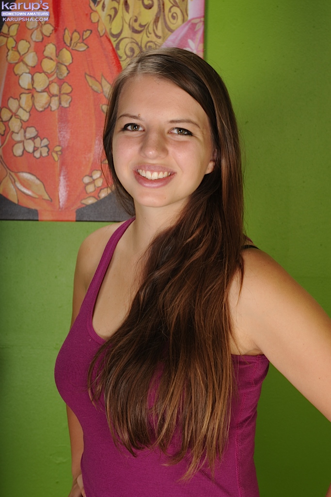 مبتدئة جميلة آن ماري تخلع تنورتها لإصبع كونت دافئ