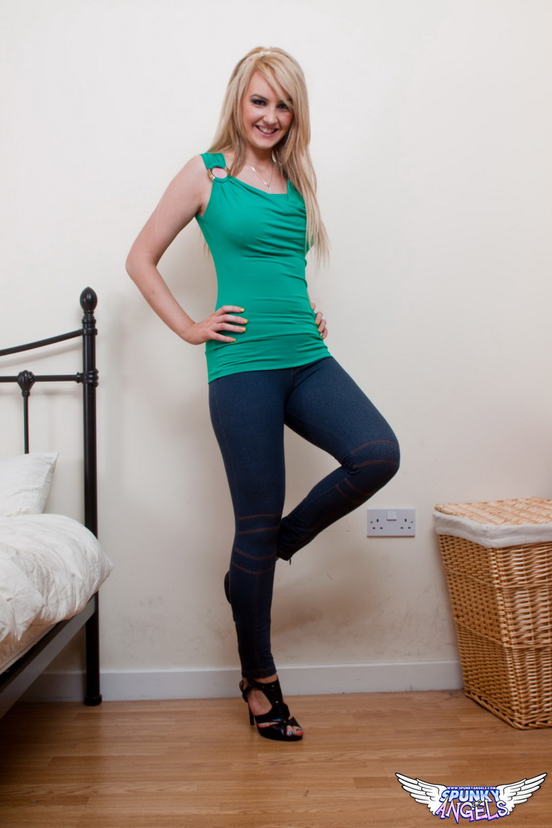 الشقراء الشرسة كاتي كي تخلع الجينز الضيق لتدخل ديلدو في كسها الشرجي عارية