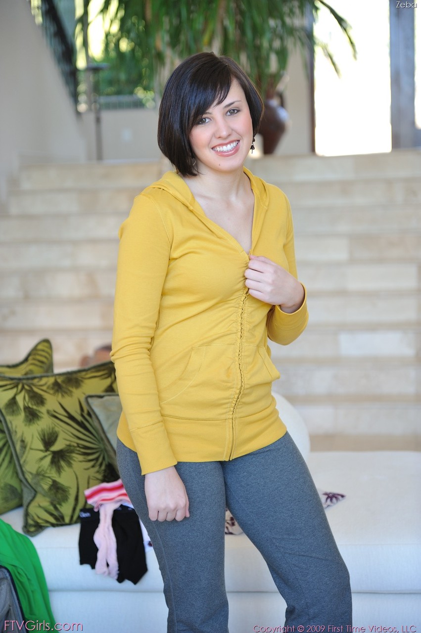 تمثال الجسد الممتلئ للمحترفة زيبا يتخذ وضعية قبل ممارسة الجنس مع الخيار على الدرج