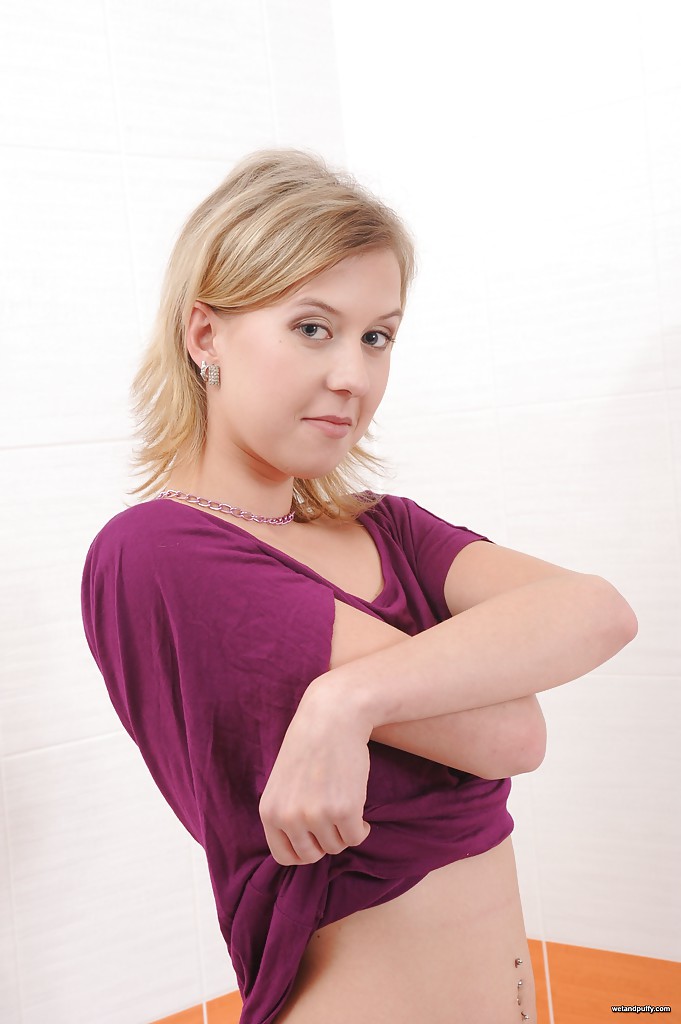 若い金髪の女の子が浴室で剃毛した陰部を吸引ポンプで刺激する