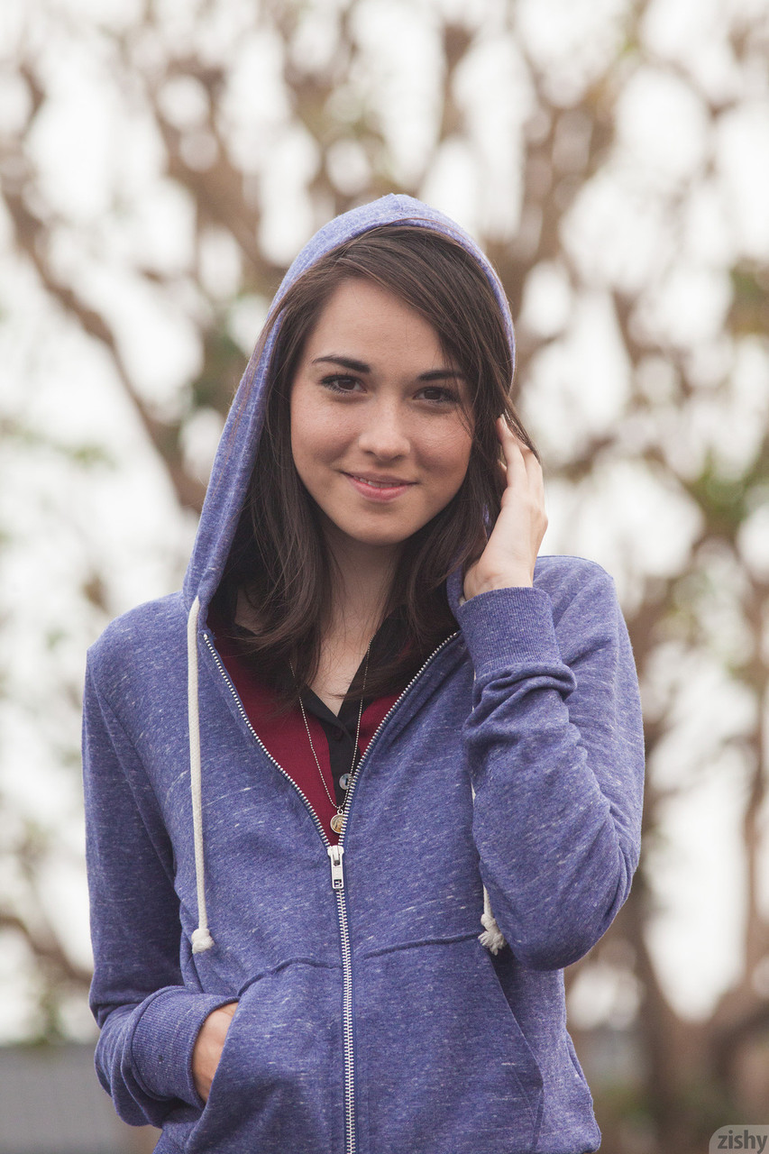 甜美无辜宝贝加布里埃尔·克莱因穿短裙户外挑逗