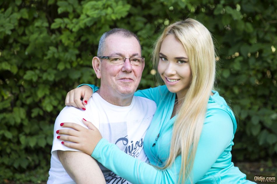 Jovem Loira Com Seios Grandes Fode O Seu Sugar Daddy Na Entrada De Carros