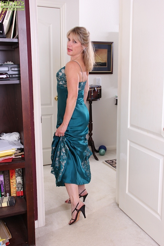 Milf Gorda De Meia-Idade Rebecca Hill Se Masturba A Boceta Pelada Depois De Mostrar Pequenos Seios