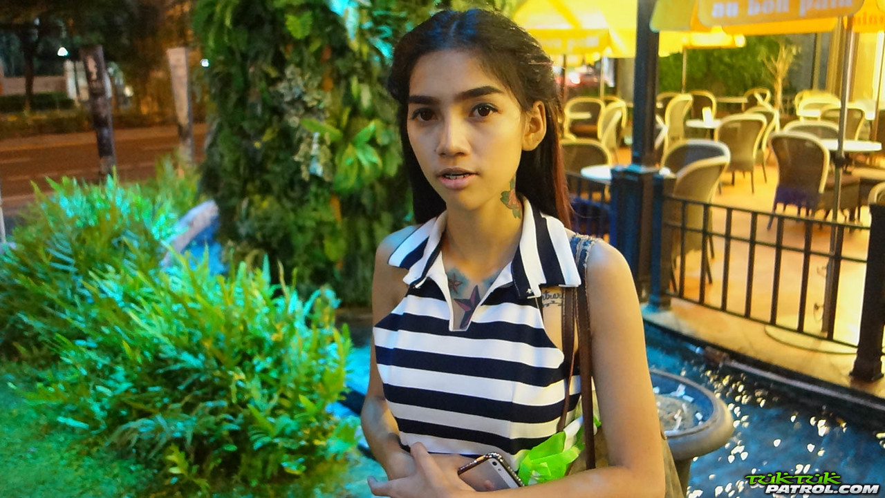 Adolescente Tailandesa Magra Com Tatuagens E Aparelho Estreia Em Modelagem Nua