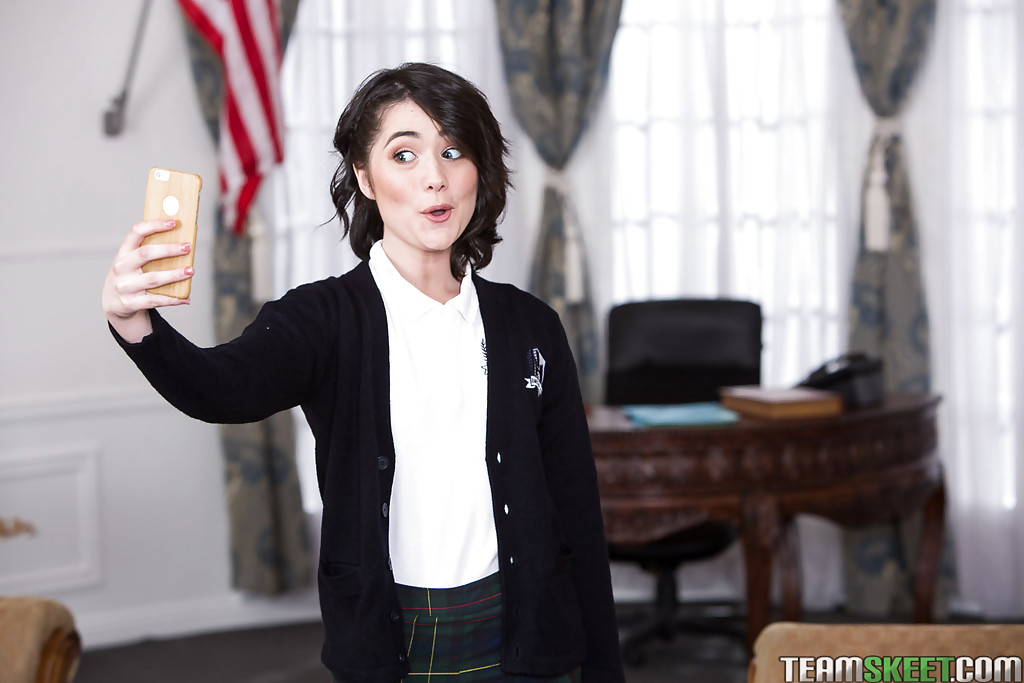 Только Что Совершеннолетняя Школьница Кэдэнс Картер Показывает Трусики Во Время Селфи