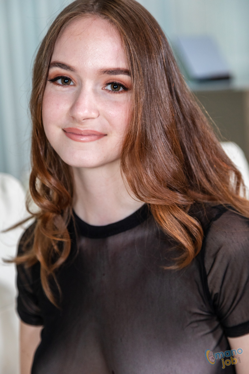 Adolescente Se Desnuda Por Completo Antes De Chupar El Semen De La Polla En Una Mamada POV