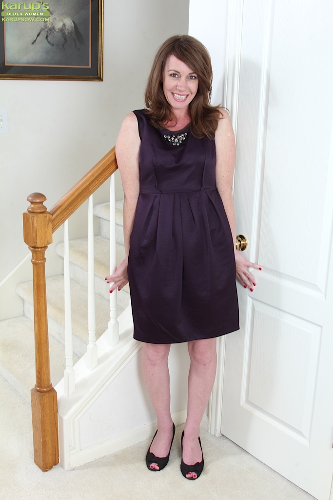 Mulher Madura Peluda Joanie Bishop Mostra A Bunda Em Close-Up